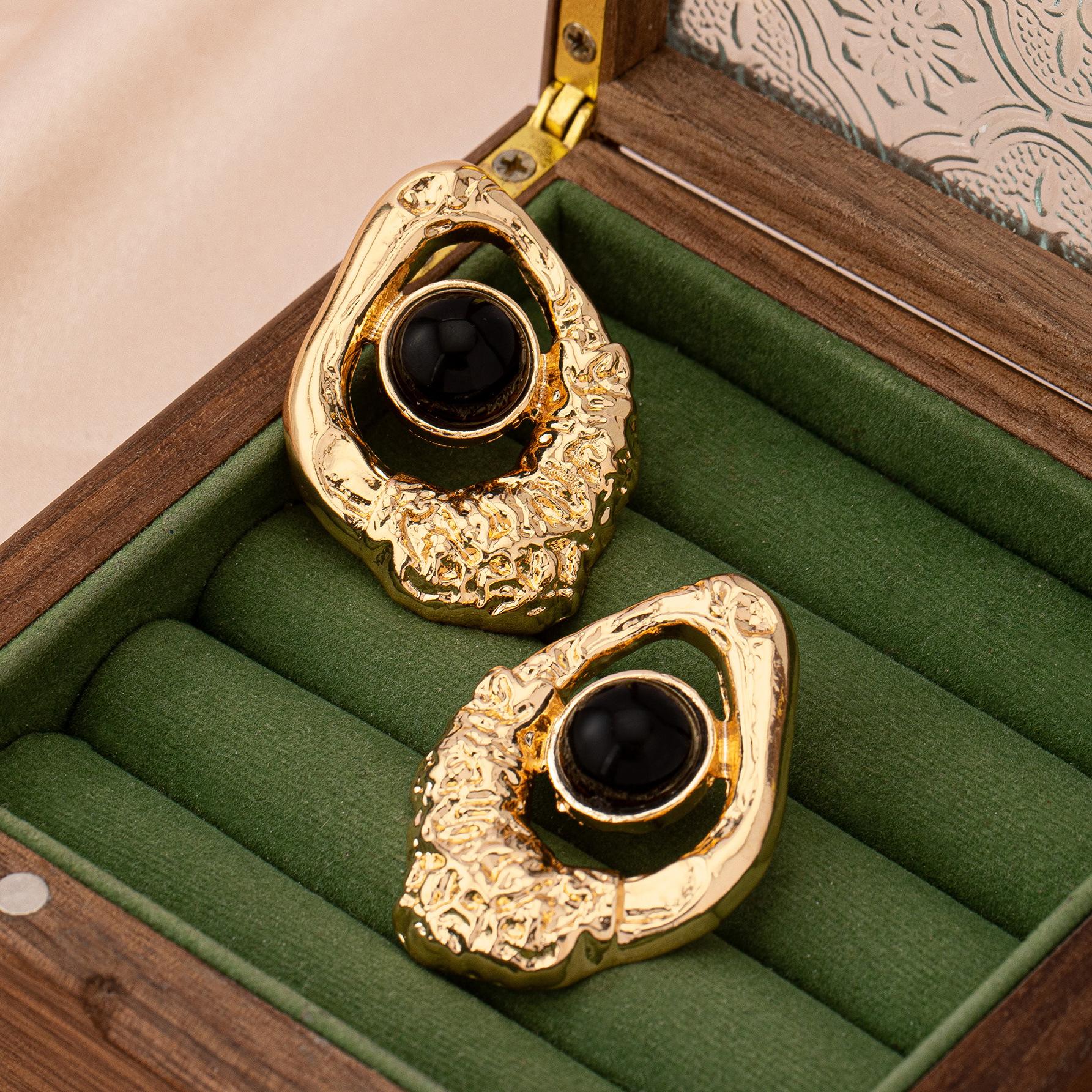 Серьги неправильной геометрической формы золотой